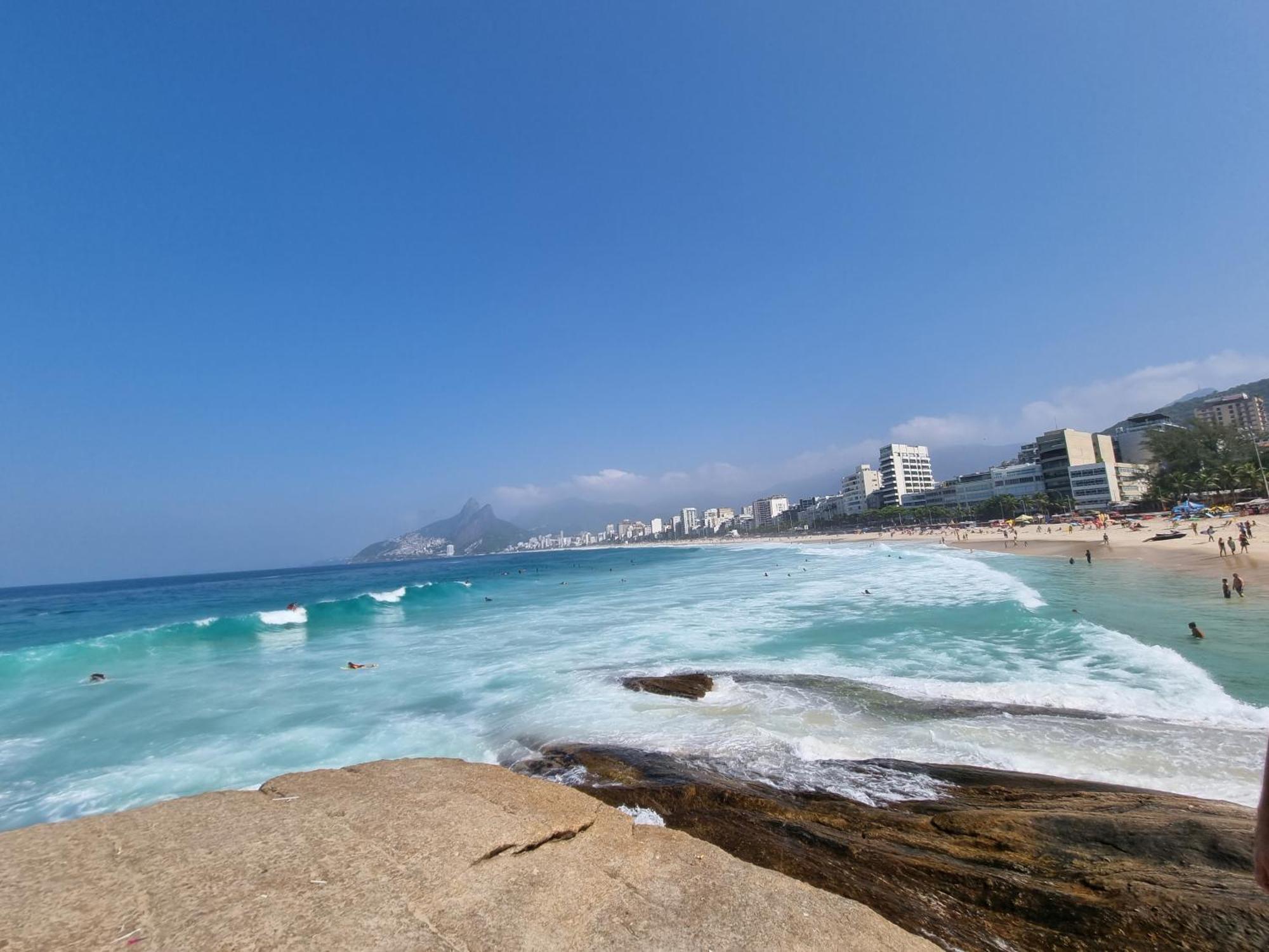 C Vista Livre E Pertissima Praias Ipanema Leblon Arpoador Copacabana E Do Cristo Redentor Do Bondinho Pao De Acucar Etc Chegando Cedo Que O Check-in Do Meio-dia, Deixe Suas Malas E Va Se Divertir, Idem No Check-out 10h Manha Habitación en casa particular
